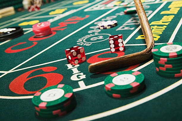 Roulette wheel spinning with live dealer commentary